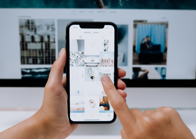 Empresa analizando una nueva página web profesional para mejorar su presencia digital